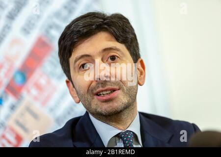 Roma, Italia. 27th Feb 2020. Il Segretario alla Salute Italiana Roberto speranza partecipa ad una sessione di domande e risposte alla stampa estera riguardo alla risposta dell'Italia all'attuale epidemia di Coronavirus Covid-19 nel paese dove ci sono ora più di 400 casi confermati Credit: Stephen Bisgrove/Alamy Live News Foto Stock