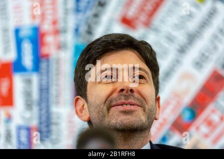 Roma, Italia. 27th Feb 2020. Il Segretario alla Salute Italiana Roberto speranza partecipa ad una sessione di domande e risposte alla stampa estera riguardo alla risposta dell'Italia all'attuale epidemia di Coronavirus Covid-19 nel paese dove ci sono ora più di 400 casi confermati Credit: Stephen Bisgrove/Alamy Live News Foto Stock