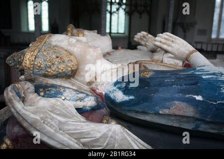 La tomba di Bardolph, effigi alabastro scolpiti di Sir William d1441 (chamberlain a Enrico VI) e sua moglie. St Mary's Church, Dennington, Suffolk, Regno Unito Foto Stock