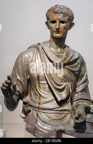 Atene - 7 maggio 2018: Antica statua dell'imperatore Augusto nel Museo Archeologico Nazionale di Atene, Grecia. Scultura classica in bronzo. Caesar Aug Foto Stock