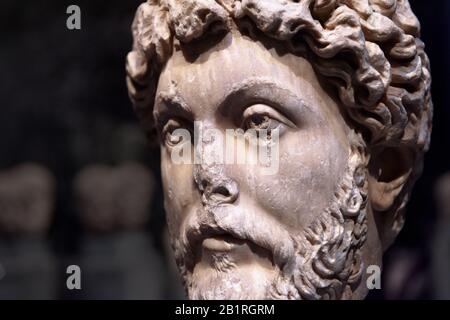 Testa dell'imperatore romano Marco Aurelio, dettaglio di un'antica statua di marmo. Scultura classica in pietra antica. Cesare Marco Aurelio, chiamato il Filoso Foto Stock