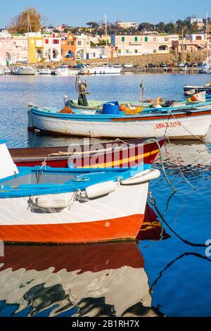 Procida, ITALIA - 3 GENNAIO 2020 - la baia di Chiaiolella con le sue case colorate è un'attrazione turistica Foto Stock