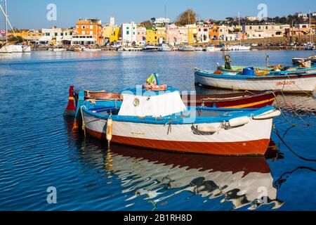 Procida, ITALIA - 3 GENNAIO 2020 - la baia di Chiaiolella con le sue case colorate è un'attrazione turistica Foto Stock