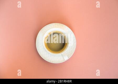 Tazza di caffè bianco su sfondo rosa blush studio Foto Stock