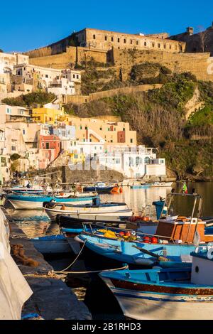 Procida, ITALIA - 3 GENNAIO 2020 - Vista della baia di Corricella al tramonto, un romantico villaggio di pescatori a Procida, Italia Foto Stock