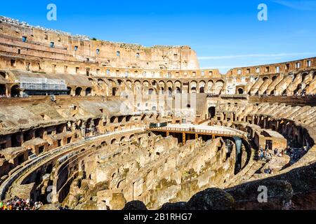 Colosseo Interno, Roma, Italia. Il famoso Colosseo è un punto di riferimento di Roma. Panorama dell'arena del Colosseo in estate. Resti dell'Antica Emp romana Foto Stock