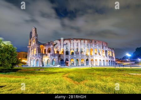 Colosseo di notte a Roma Foto Stock