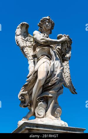 Statua d'angelo sul Ponte Sant`Angelo a Roma, Italia Foto Stock