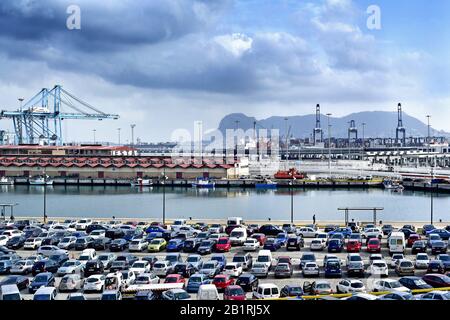 Algeciras, SPAGNA - 28 DICEMBRE: Una vista panoramica del porto di Algeciras, Spagna, il 28 dicembre 2015 e la Rocca di Gibilterra sullo sfondo. Th Foto Stock