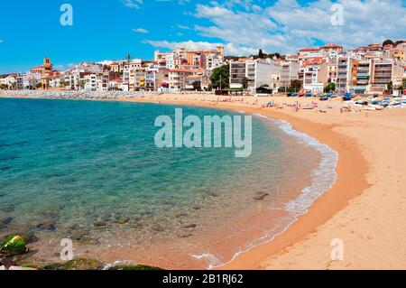 Sant POL DE MAR, SPAGNA - 23 MAGGIO 2015: Vista sulla spiaggia di Platja de les Barques a Sant Pol de Mar, Spagna, dove alcune persone sono prendere il sole. Le barche, b Foto Stock