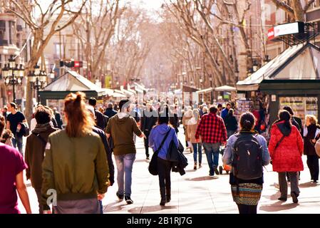 Barcellona, SPAGNA - 21 FEBBRAIO: Persone che camminano a la Rambla il 21 febbraio 2016 a Barcellona, Spagna. Migliaia di persone camminano ogni giorno da questa popolare p Foto Stock