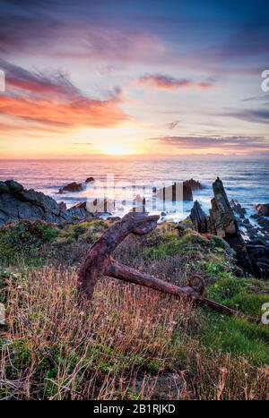 Arrugginita ancora in barca sulla cima della scogliera, si affaccia su Hartland Quay nel Sud Ovest, Nord Devon con rocce scoscese e mari drammatici Foto Stock