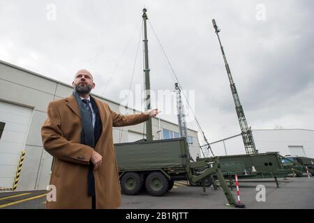 Pardubice, Repubblica Ceca. 27th Feb, 2020. Il 27 febbraio 2020, a Pardubice, Repubblica Ceca, è stata aperta la società di tecnologia di sorveglianza era che organizza la "era Media Day" per i giornalisti. Sulla foto CEO della società Viktor Sotona mostra VERA sensore passivo. Credit: Josef Vostarek/Ctk Photo/Alamy Live News Foto Stock