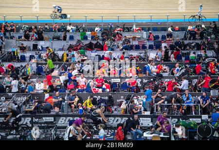 Berlino, Germania. 27th Feb, 2020. Ciclismo/pista: Campionato del mondo: Le squadre si preparano nel paddock prima dell'inizio delle gare il secondo giorno del Campionato del mondo. Credito: Sebastian Gollnow/Dpa/Alamy Live News Foto Stock