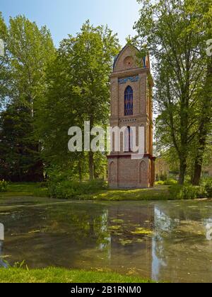 Campanile della Chiesa cattolica nel Parco del Palazzo di Ludwigslust, quartiere Ludwigslust-Parchim, Mecklenburg-West Pomerania, Germania, Foto Stock