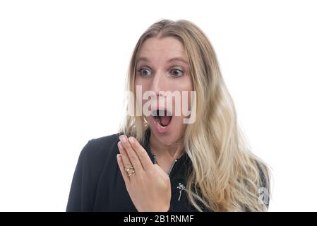 Ritratto di una donna sorpresa con bocca aperta e capelli biondi. Donna in shock, isolata su sfondo bianco Foto Stock