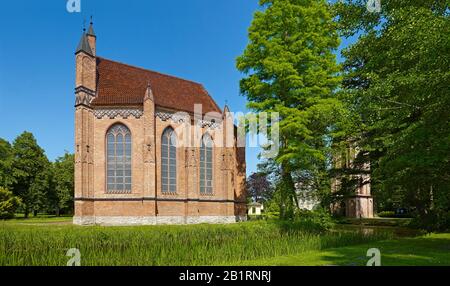 Chiesa cattolica nel parco del castello Ludwigslust, distretto Ludwigslust-Parchim, Meclemburgo-Pomerania anteriore, Germania, Foto Stock