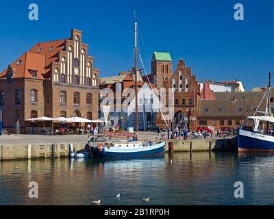 Porto vecchio con porta d'acqua e chiesa Nikolai, città anseatica di Wismar, Mecklenburg-Vorpommern, Germania, Foto Stock