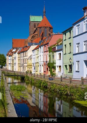 Mühlengrübe Con Nikolaikirche A Wismar, Meclemburgo-Pomerania Occidentale, Germania, Foto Stock