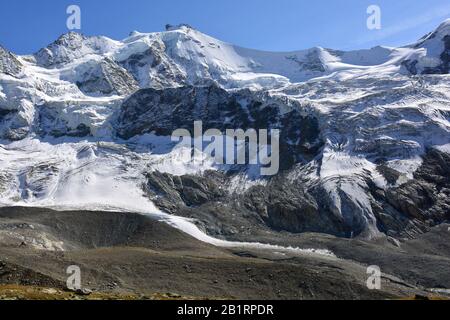 Lo Zinalrothorn (centro), e la Pointe Sud du Muring (a sinistra) nelle Alpi svizzere sopra la località di montagna di Zinal Foto Stock