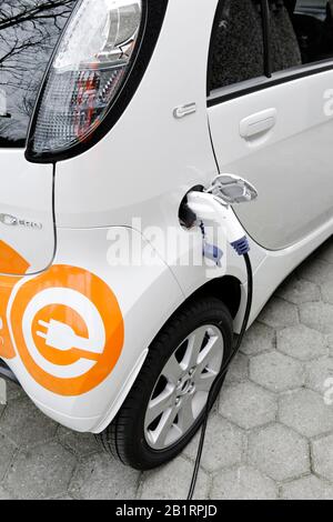 Prima vettura prodotta in serie, esclusivamente elettrica in Germania, Citroen C-ZERO AIRDREAM presso una stazione di carica, processo di carica, elettromobilità, e-car, Germania, Foto Stock