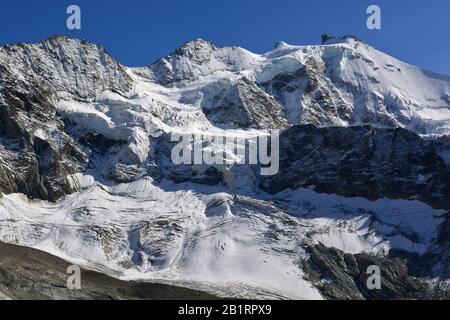 Da sinistra a destra. Schallichhorn, la Pointe Sud du Maioming e lo Zinalrothorn (centro) nelle Alpi svizzere sopra la località di montagna di Zinal Foto Stock