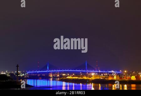 Blue illuminato Köhlbrand Bridge, in occasione delle Cruise Days 2010, Wilhelmsburg, Porto di Amburgo, Città anseatica di Amburgo, Germania, Foto Stock