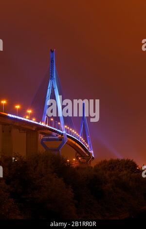 Blue illuminato Köhlbrand Bridge, in occasione delle Cruise Days 2010, Wilhelmsburg, Porto di Amburgo, Città anseatica di Amburgo, Germania, Foto Stock