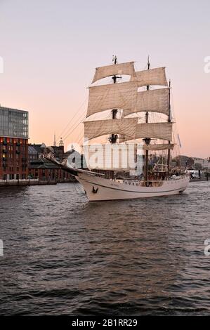 Tre maestri ARTEMIS in partenza in serata, stile marittimo, compleanno del porto, porto, Amburgo, Germania, Foto Stock