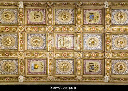 Magnifica vista interna sul soffitto della Cattedrale dello Spirito Santo, conosciuta anche come Cattedrale di San Esprit, è una delle principali chiese cattoliche Foto Stock