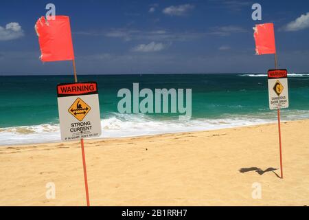 Segnali di avvertimento sulla spiaggia di Oahu, Hawaii, Stati Uniti Foto Stock