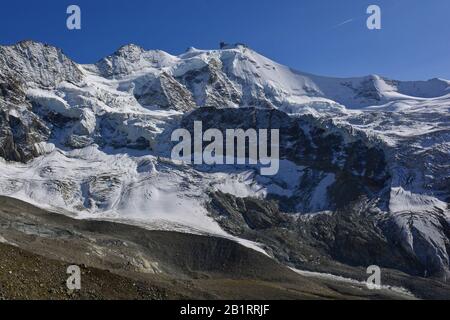 Lo Zinalrothorn (centro), e la Pointe Sud du Muring (a sinistra) nelle Alpi svizzere sopra la località di montagna di Zinal Foto Stock