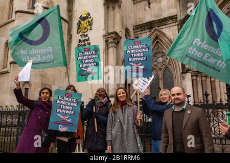 Londra, Regno Unito. 27 febbraio 2020. Attivisti di Friends of the Earth protestano al di fuori della Royal Courts of Justice di Londra, opponendosi alla terza pista proposta all'aeroporto di Heathrow. I manifestanti hanno cartelli e bandiere che chiedono giustizia climatica e la fine dell'espansione aeroportuale. Penelope Barritt/Alamy Live News Foto Stock