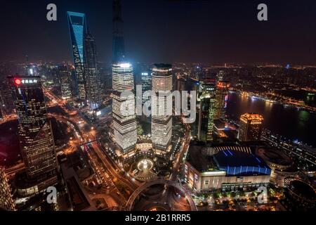 Paesaggio urbano, vista su IFC, SWFC, Torre Jin Mao di notte, Lujiazui, Pudong, Shanghai, Cina Foto Stock
