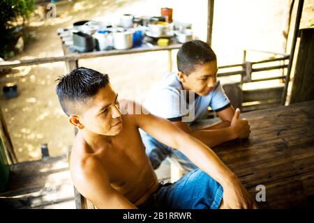 Persone, Igarape, Comunità Terra Preta, Iranduba, Amazonas, Brasile Foto Stock