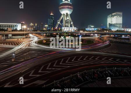 Cityscape, rotonda di notte, Pearl Tower, Lujiazui, Shanghai, Cina Foto Stock