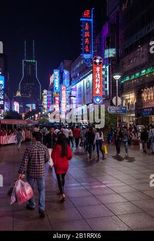 Nanjing Road shopping Street di notte, Puxi, Shanghai, Cina Foto Stock