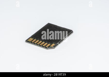 Dettaglio di una memoria di memorizzazione, contatti elettrici visibili, su sfondo bianco Foto Stock