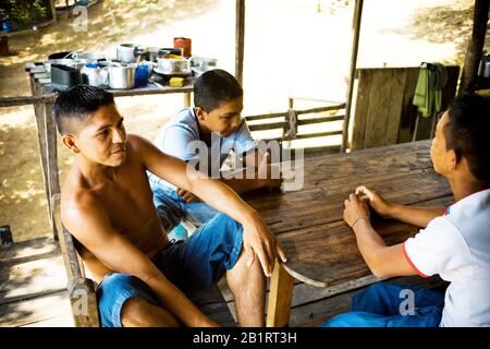 Persone, Igarape, Comunità Terra Preta, Iranduba, Amazonas, Brasile Foto Stock