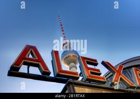 Alexanderplatz e la torre della televisione, Berlino, Germania Foto Stock