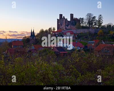 Castello di Hanstein con la città di Rimbach vicino Bornhagen, Eichsfeld, Turingia, Germania Foto Stock