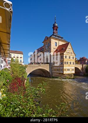 Vecchio municipio con ponte sul fiume Regnitz a Bamberg, alta Franconia, Baviera, Germania Foto Stock