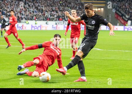 Francoforte, Germania. 27th Feb, 2020. Hurricane Warning European League game FC Salzburg-Eintracht Francoforte cancellato! Foto d'archivio: Patrick FARKAS (a sinistra, Salisburgo) contro Andre SILVA (F), azione, duelli, Europa League, round intermedio, Eintracht Francoforte (F) - FC Salzburg (Salisburgo) 4: 1, il 20 febbraio 2020 a Francoforte/Germania, å | utilizzo nel mondo credito: DPA/Alamy Live News Foto Stock