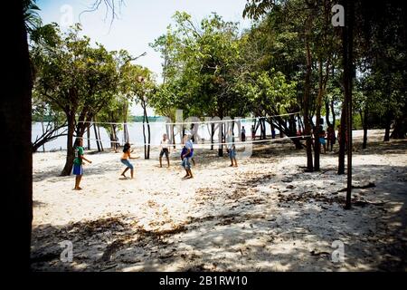 Bambini Giocando A Pallavolo, Comunità Terra Preta, Iranduba, Amazonas, Brasile Foto Stock