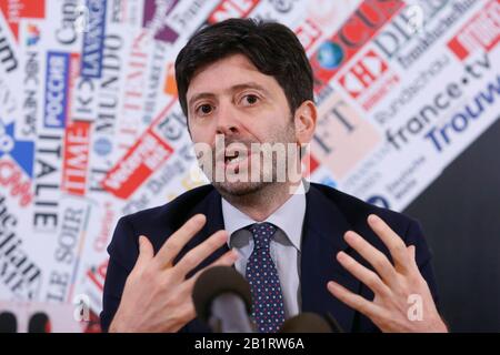 Roma, Italia. 27th Feb, 2020. Ministro della Salute Roberto speranza Roma, 27th febbraio 2020. Conferenza stampa presso l'Associazione stampa estera su Coronavirus (Covid-19). Il governo italiano cerca di calmare i timori sullo scoppio dell'influenza, per evitare una caduta del turismo e delle relazioni commerciali. Foto Samantha Zucchi Credito: Insidefoto Srl/Alamy Live News Foto Stock