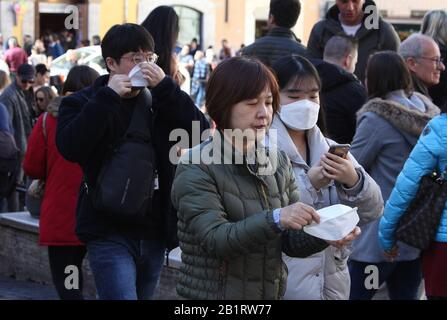 Roma, Italia. 27th Feb, 2020. Roma, Turisti con maschere nelle strade della città di Roma Nella Foto: Credit: Agenzia indipendente di Foto/Alamy Live News Foto Stock