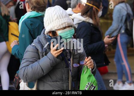 Roma, Italia. 27th Feb, 2020. Roma, Turisti con maschere nelle strade della città di Roma Nella Foto: Credit: Agenzia indipendente di Foto/Alamy Live News Foto Stock