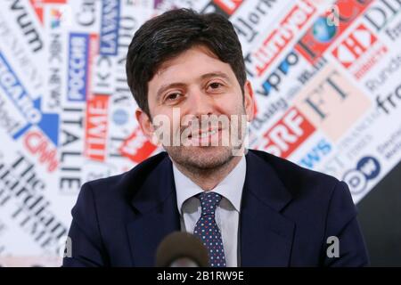 Roma, Italia. 27th Feb, 2020. Ministro della Salute Roberto speranza Roma, 27th febbraio 2020. Conferenza stampa presso l'Associazione stampa estera su Coronavirus (Covid-19). Il governo italiano cerca di calmare i timori sullo scoppio dell'influenza, per evitare una caduta del turismo e delle relazioni commerciali. Foto Samantha Zucchi Credito: Insidefoto Srl/Alamy Live News Foto Stock