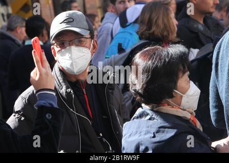 Roma, Italia. 27th Feb, 2020. Roma, Turisti con maschere nelle strade della città di Roma Nella Foto: Credit: Agenzia indipendente di Foto/Alamy Live News Foto Stock