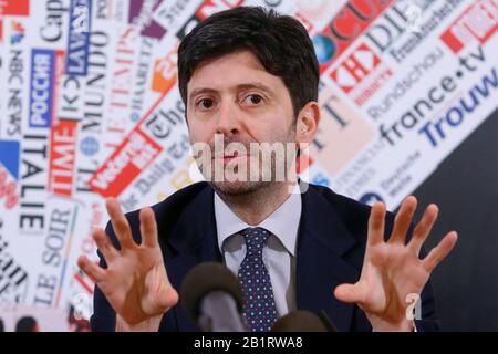 Roma, Italia. 27th Feb, 2020. Ministro della Salute Roberto speranza Roma, 27th febbraio 2020. Conferenza stampa presso l'Associazione stampa estera su Coronavirus (Covid-19). Il governo italiano cerca di calmare i timori sullo scoppio dell'influenza, per evitare una caduta del turismo e delle relazioni commerciali. Foto Samantha Zucchi Credito: Insidefoto Srl/Alamy Live News Foto Stock